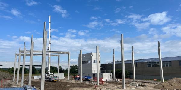 SYMEVAD- phase 2 travaux extension centre de tri - vue globale installation poteaux et murs bétons