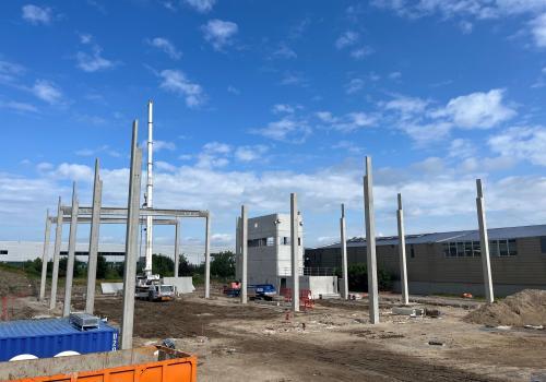 SYMEVAD- phase 2 travaux extension centre de tri - vue globale installation poteaux et murs bétons